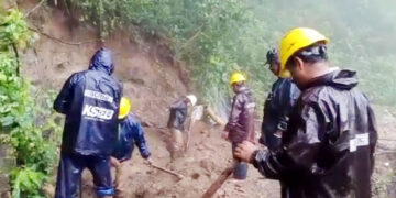 ഇടമലക്കുടിയിലേക്കുള്ള വൈദ്യുതി ബന്ധം പുനസ്ഥാപിക്കാനായി കെഎസ്ഇബി ജീവനക്കാരുടെ നേതൃത്വത്തില്‍ കനത്തമഴയെ അവഗണിച്ചു ഭൂഗര്‍ഭ കേബിള്‍ പുനസ്ഥാപിക്കുന്നു. ഇന്നലെ ഉച്ചകഴിഞ്ഞ് പകര്‍ത്തിയ ദൃശ്യം