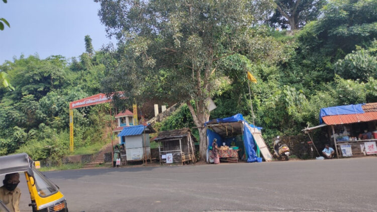 കടപുഴയിലെ ഉപരികുന്ന്. മഹാവിഷ്ണു ക്ഷേത്രത്തിലേക്ക് റോഡില്‍ നിന്നുള്ള പ്രവേശന കവാടവും കാണാം