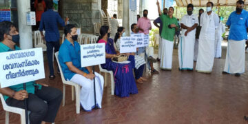 ഹിന്ദു ഐക്യവേദി മാവൂര്‍ റോഡ് ശ്മശാനത്തിനു മുമ്പില്‍ സംഘടിപ്പിച്ച സായാഹ്ന പ്രതിഷേധം കേരള വണിക വൈശ്യസംഘം സംസ്ഥാന സെക്രട്ടറി വി. കൃഷ്ണകുമാര്‍ ഉദ്ഘാടനം ചെയ്യുന്നു