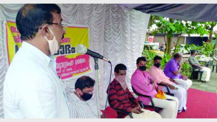 കോഴിക്കോട് മാവൂര്‍ റോഡ് ശ്മശാനത്തിന് മുന്നില്‍ ഹിന്ദുഐക്യവേദി നടത്തുന്ന പഞ്ചദിന സത്യഗ്രഹത്തിന്റെ നാലാം ദിവസത്തെ സത്യഗ്രഹം എസ്എന്‍ഡിപി യോഗം കോഴിക്കോട് സിറ്റി യൂണിയന്‍ കണ്‍വീനര്‍ സതീഷ് കുറ്റിയില്‍ ഉദ്ഘാടനം ചെയ്യുന്നു