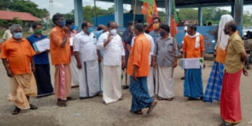 മത്സ്യബന്ധനമേഖലയെ തകര്‍ക്കുന്ന ഓര്‍ഡിനന്‍സ് പിന്‍വലിക്കണമെന്നാവശ്യപ്പെട്ട് നീണ്ടകരയില്‍ പോര്‍ട്ടില്‍ നടന്ന പ്രതിഷേധ യോഗം ബിജെപി ജില്ലാ പ്രസിഡന്റ് ബി.ബി. ഗോപകുമാര്‍ ഉദ്ഘാടനം ചെയ്യുന്നു