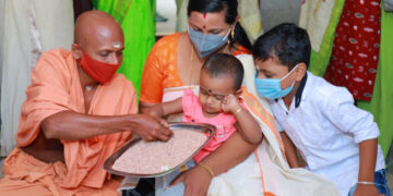 പന്മന ആശ്രമത്തില്‍ ആചാര്യന്‍ സ്വാമി നിത്യസ്വരൂപാനന്ദ വിദ്യാരംഭം കുറിക്കുന്നു