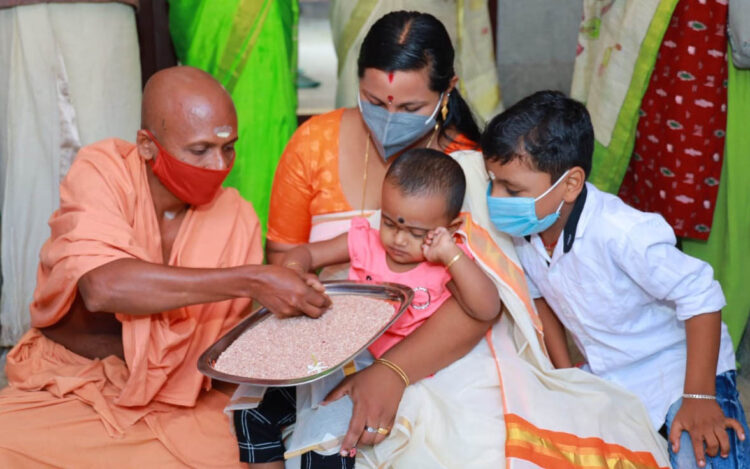 പന്മന ആശ്രമത്തില്‍ ആചാര്യന്‍ സ്വാമി നിത്യസ്വരൂപാനന്ദ വിദ്യാരംഭം കുറിക്കുന്നു