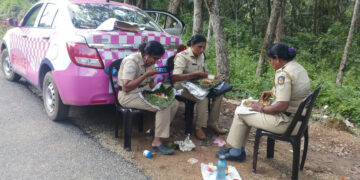 പുനലൂരിലെ പിങ്ക് പോലീസ് വഴിയരികിലിരുന്ന് ഭക്ഷണം കഴിക്കുന്നു