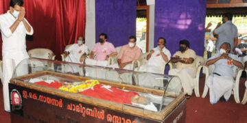 മുന്‍ മേയര്‍ എം. ഭാസ്‌കരന് ബിജെപി സംസ്ഥാന സെക്രട്ടറി അഡ്വ. കെ.പി. പ്രകാശ്ബാബു അന്ത്യാഞ്ജലി അര്‍പ്പിക്കുന്നു