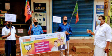 ബിജെപി സേവ് രാമനാട്ടുകര ക്യാമ്പയിന്റെ ഭാഗമായുള്ള നില്‍പ്പ് സമരം ഒബിസി മോര്‍ച്ച ജില്ലാ പ്രസിഡന്റ് നാരങ്ങയില്‍ ശശിധരന്‍ ഉദ്ഘാടനം ചെയ്യുന്നു