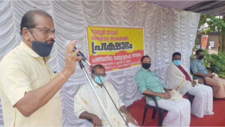 കോഴിക്കോട് മാവൂര്‍ റോഡ് ശ്മശാനത്തിന് മുന്നില്‍ ഹിന്ദുഐക്യവേദി നടത്തുന്ന പഞ്ചദിന സത്യഗ്രഹത്തിന്റെ മൂന്നാം ദിവസത്തെ സമരം ആര്‍എസ്എസ് പ്രാന്ത ഘോഷ് സംയോജക് പി. ഹരീഷ് കുമാര്‍ ഉദ്ഘാടനം ചെയ്യുന്നു