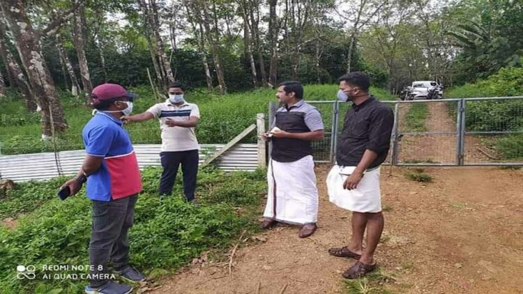 ബിജെപിയുടെ ഇടപെടലിനെ തുടർന്ന് തിരുവാഭരണ പാതയിൽ ഹാരിസൺ മലയാളം പ്ലാന്റേഷൻസ് സ്ഥാപിച്ച ഇരുമ്പ് ഗേറ്റ് കമ്പനി അധികൃതർ പൊളിച്ച് മാറ്റിയപ്പോൾ. ബിജെപി റാന്നി മണ്ഡലം പ്രസിഡന്റ് ഷൈൻ ജി.കുറുപ്പ്,പഞ്ചായത്ത് കമ്മിറ്റി പ്രസിഡന്റ് എം.ഒ.മനീഷ് എന്നിവർ സമീപം