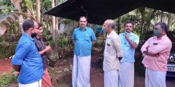 ബിഎംഎസ് നേതാക്കള്‍ സത്യന്‍ തോലേരിയുടെ വീട് സന്ദര്‍ശിക്കുന്നു