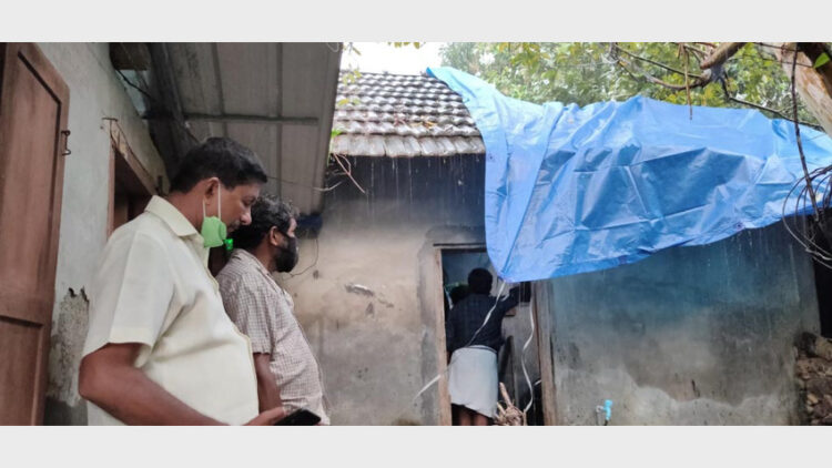 ബിജെപി ജില്ല വൈസ് പ്രസിഡന്റ് ശശി ചാലക്കലിന്റെ നേതൃത്വത്തില്‍ പ്രവര്‍ത്തകര്‍ ഇടിഞ്ഞുവീണ ഭാഗത്ത് പടുത കെട്ടുന്നു