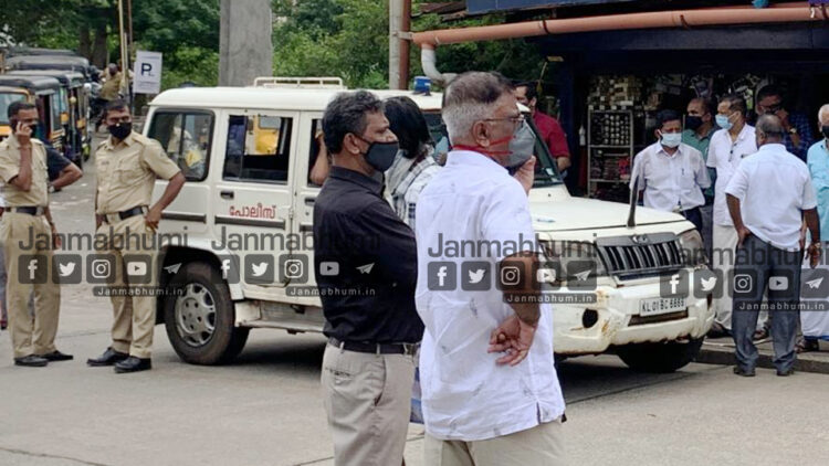 കോഴിക്കോട് വലിയങ്ങാടിയില് നിയന്ത്രണം ലംഘിച്ച് കടകള് തുറന്നതറിഞ്ഞ് പോലീസ് എത്തിയപ്പോള്