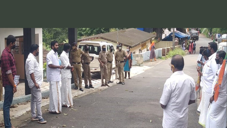 യുവമോര്‍ച്ച ജില്ലാ പ്രസിഡന്റ് വിഷ്ണു പുതിയേടത്ത് പ്രതിഷേധം ഉദ്ഘാടനം ചെയ്ത് സംസാരിക്കുന്നു