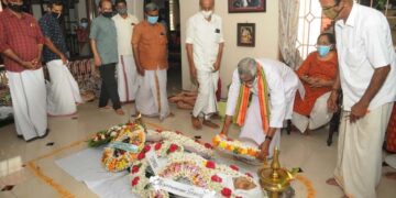 പ്രമുഖ വ്യവസായിയും മലബാര്‍ ചേംബര്‍ ഓഫ് കൊമേഴ്‌സ് മുന്‍ പ്രസിഡന്റുമായ കെ.ടി. രഘുനാഥിന് ആര്‍എസ്എസ് പ്രാന്തകാര്യവാഹ് പി. ഗോപാലന്‍കുട്ടി മാസ്റ്റര്‍ അന്ത്യാഞ്ജലി അര്‍പ്പിക്കുന്നു