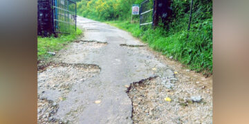 നാടുകാണി പവലിയനിലേക്കുള്ള റോഡ് തകര്‍ന്ന നിലയില്‍ മൂലമറ്റം: നാടുകാണി പവലിയനിലേക്കുള്ള റോഡ് വാഹനങ്ങള്‍ക്ക് സഞ്ചരിക്കുവാന്‍ സാധിക്കാത്ത വിധം തകര്‍ന്ന് കിടക്കുന്നു. കൊറോണ നിയന്ത്രണങ്ങളില്‍ ഇളവ് വരുത്തിയതോടെ നിരവധി പേരാണ് പവലിയനില്‍ നിന്നുള്ള ദൃശ്യഭംഗി ആസ്വദിക്കാനായിട്ട് എത്തുന്നത്. പ്രധാന റോഡില്‍ നിന്നും പവലിയനിലേക്കുള്ള റോഡാണ് പൊട്ടിപൊളിഞ്ഞ് കിടക്കുന്നത്. റോഡ് തീരെ മോശമായതിനാല്‍ സന്ദര്‍ശകര്‍ പ്രധാന പാതയോരത്ത് വാഹനങ്ങള്‍ നിര്‍ത്തി നടന്നാണ് ഇവിടെ എത്തുന്നത്. വാഹനങ്ങള്‍ റോഡരികില്‍ നിര്‍ത്തിയിടുന്നതി