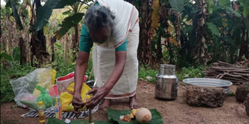 പൊങ്കാലക്കായി വിളക്ക് തെളിയിക്കുന്ന മീനാക്ഷിയമ്മ