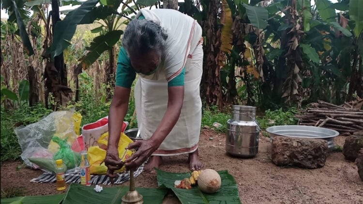 പൊങ്കാലക്കായി വിളക്ക് തെളിയിക്കുന്ന മീനാക്ഷിയമ്മ