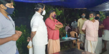 യുവമോര്‍ച്ച നേതാക്കള്‍ ആത്മഹത്യ ചെയ്ത പെണ്‍കുട്ടിയെ വീട് സന്ദര്‍ശിച്ചപ്പോള്‍