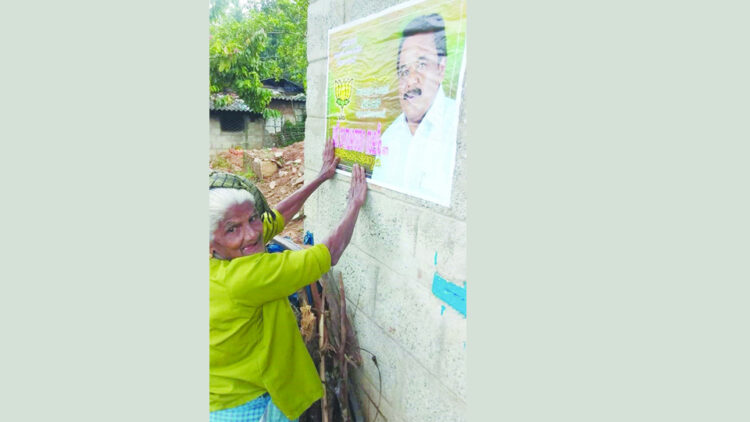 കഴുതുരുട്ടിയില്‍ വയോധിക മാമ്പഴത്തറ സലീമിന്റെ ചിത്രത്തില്‍ സ്‌നേഹം പങ്കിടുന്നു