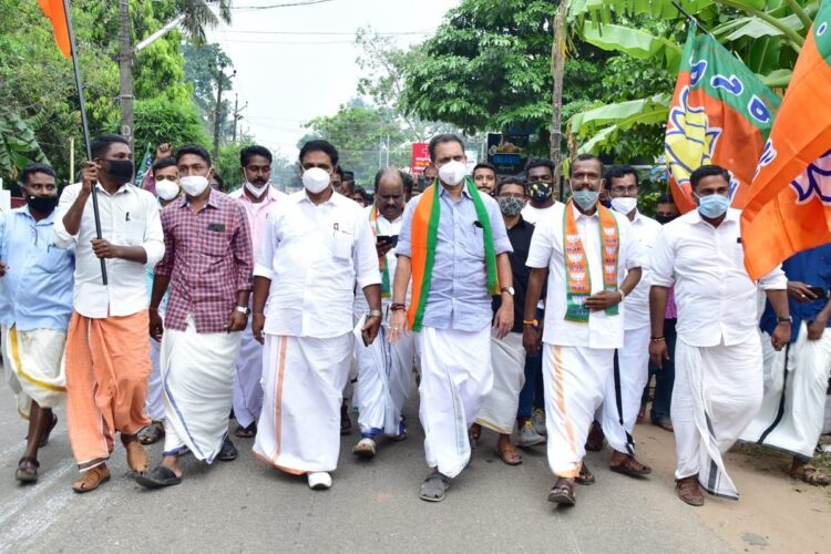 കൊല്ലം അമ്മന്‍നട ഡിവിഷനില്‍ കെ. സുരേന്ദ്രനൊപ്പം ബിജെപി സ്ഥാനാര്‍ഥി ബിജു ബി. തുഷാര