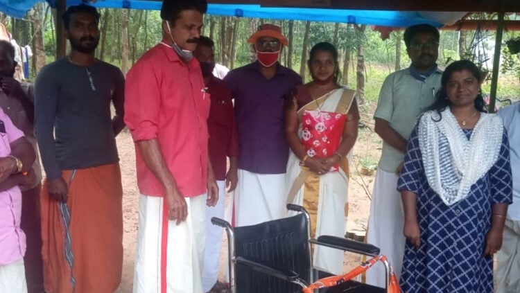 തഴവ പഞ്ചായത്ത് ആറാം വാര്‍ഡ് അംഗം മോഹനന്‍പിള്ള ഒമ്പതുവയസുകാരിക്ക് വീല്‍ചെയര്‍ നല്‍കുന്നു