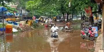 വവ്വാക്കാവിലെ ദേശീയപാതയോരത്ത് കടകള്‍ക്ക് മുമ്പില്‍ രൂപപ്പെട്ട വെള്ളക്കെട്ട്‌