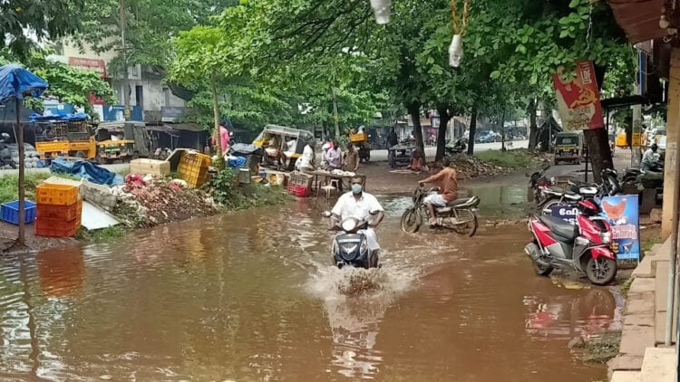 വവ്വാക്കാവിലെ ദേശീയപാതയോരത്ത് കടകള്‍ക്ക് മുമ്പില്‍ രൂപപ്പെട്ട വെള്ളക്കെട്ട്‌