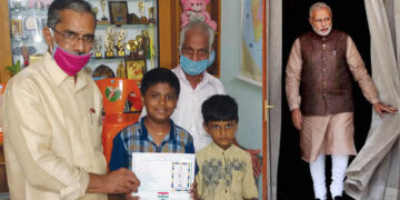 നാഷണല്‍ ബുക്ക് ട്രസ്റ്റ് അംഗം ഇ.എന്‍. നന്ദകുമാര്‍ അഭിനവിനെ വീട്ടിലെത്തി അനുമോദിക്കുന്നു. അനിയനും മുത്തച്ഛന്‍ ബാഹുലേയനും സമീപം