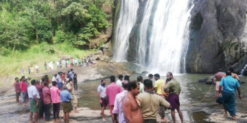 വിദാര്‍ത്ഥികളെ കാണാതായ സ്ഥലത്ത് അഗ്നിരക്ഷാ സേനയും നാട്ടുകാരും ചേര്‍ന്ന് പരിശോധന നടത്തുന്നു