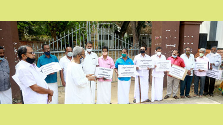 പബ്ലിക് ലൈബ്രറിക്ക് മുന്നില്‍ ദേശിംഗനാട് എഴുത്തുകൂട്ടത്തിന്റെ നില്‍പ്പുസമരം പി. കേശവന്‍നായര്‍ ഉദ്ഘാടനം ചെയ്യുന്നു