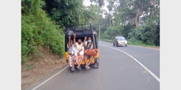 ആര്യങ്കാവില്‍ തമിഴ്‌നാട്ടില്‍ നിന്നും വന്ന ഓട്ടോയില്‍ യാത്രക്കാരെ കുത്തിനിറച്ചുകൊണ്ട് പോകുന്നു