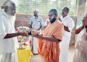 ശ്രീരാമ ജന്മഭൂമി ക്ഷേത്ര നിര്‍മ്മാണ ധന സമാഹരണം ഉദ്ഘാടനം പൊങ്ങിനി പരദേവത ക്ഷേത്രം പ്രസിഡന്റ് ഒ.ടി ബാലകൃഷ്ണനില്‍ നിന്നും സ്വാമി ഹംസാനന്ദപുരി സ്വീകരിച്ച് നിര്‍വ്വഹിക്കുന്നു