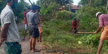 സൊസൈറ്റി ജംഗ്ഷന്‍-കന്യാകുഴി റോഡ് വാര്‍ഡ് മെമ്പര്‍ ബിനുകുമാറിന്റെ നേത്യത്വത്തില്‍ ശുചീകരിക്കുന്നു