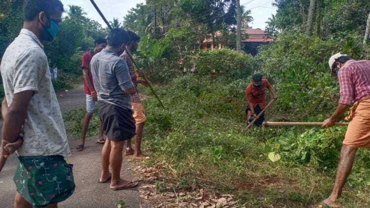 സൊസൈറ്റി ജംഗ്ഷന്‍-കന്യാകുഴി റോഡ് വാര്‍ഡ് മെമ്പര്‍ ബിനുകുമാറിന്റെ നേത്യത്വത്തില്‍ ശുചീകരിക്കുന്നു