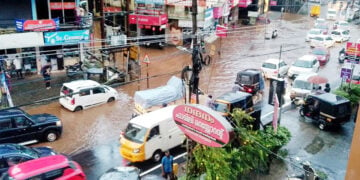 തൊടുപുഴ നഗരത്തില്‍ ഇന്നലെ പെയ്ത ശക്തമായ മഴയെ തുടര്‍ന്ന് റോഡില്‍ വെള്ളമുയര്‍ന്നുണ്ടായ ഗതാഗത കുരുക്ക്. ഭീമ ജങ്ഷനില്‍ നിന്നുള്ള കാഴ്ച