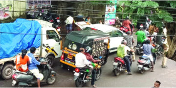 ഇളമ്പള്ളൂര്‍ ജംഗ്ഷനിലെ വാഹനതിരക്ക്‌