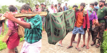 കത്തികൂത്തില്‍ പരിക്കേറ്റ മുത്തുസ്വാമിയെ വനമേഖലയില്‍ നിന്നും ആശുപത്രിയിലേക്ക് എത്തിക്കുന്നതിനായി കമ്പില്‍ തുണിക്കെട്ടിയിരുത്തി ചുമന്നുകൊണ്ടുപോകുന്നു