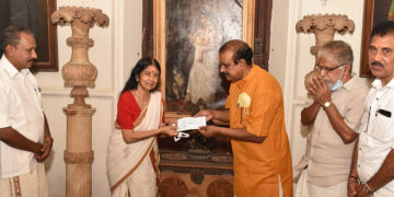 കവടിയാര്‍ കൊട്ടാരത്തിന്റെ നിധി അശ്വതി തിരുനാള്‍ ഗൗരി ലക്ഷ്മി ബായില്‍നിന്നും ടി പി സെന്‍കുമാര്‍ ഏറ്റുവാങ്ങുന്നു.---അനില്‍ ഗോപി