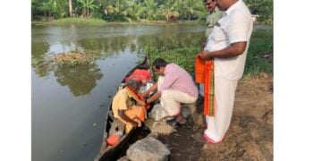 എന്‍.എസ്. രാജപ്പനെ ബിജെപി ജില്ലാ ജനറല്‍ സെക്രട്ടറി ലിജിന്‍ ലാല്‍ ഷാള്‍ അണിയിക്കുന്നു