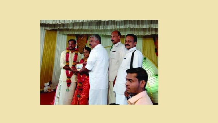 വധൂവരന്മാരില്‍ നിന്നും കതിര്‍മണ്ഡപത്തില്‍വച്ച് രാമക്ഷേത്ര നിര്‍മ്മാണ നിധി ഹിന്ദുഐക്യവേദി സംസ്ഥാന സംഘടനാസെക്രട്ടറി സി. ബാബു ഏറ്റുവാങ്ങുന്നു