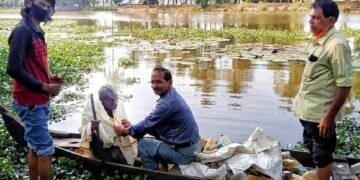 എന്‍.എസ്. രാജപ്പനെ തപസ്യ ജില്ലാ വൈസ് പ്രസിഡന്റ് കുടമാളൂര്‍ രാധാകൃഷ്ണന്‍ പൊന്നാട അണിയിക്കുന്നു