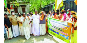 അയിഷാപോറ്റി എംഎല്‍എയുടെ വീട്ടിലേക്കുള്ള ബിജെപി ലോങ് മാര്‍ച്ച് ജില്ലാ പ്രസിഡന്റ് ബി.ബി. ഗോപകുമാര്‍ ഉദ്ഘാടനം ചെയ്യുന്നു