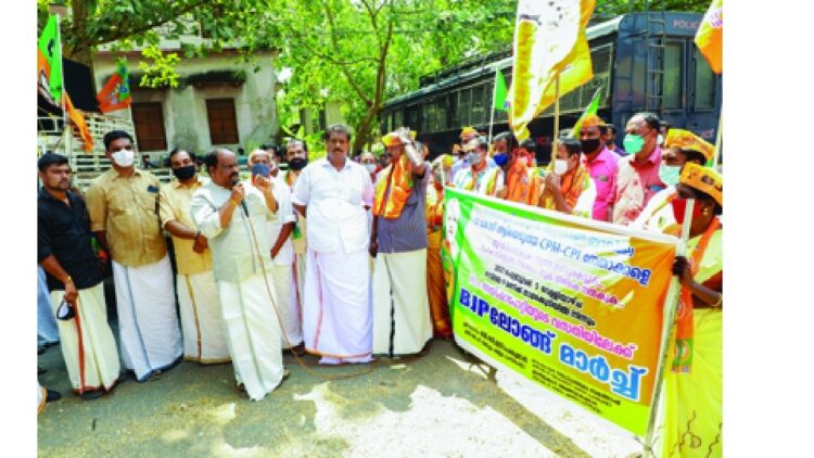 അയിഷാപോറ്റി എംഎല്‍എയുടെ വീട്ടിലേക്കുള്ള ബിജെപി ലോങ് മാര്‍ച്ച് ജില്ലാ പ്രസിഡന്റ് ബി.ബി. ഗോപകുമാര്‍ ഉദ്ഘാടനം ചെയ്യുന്നു