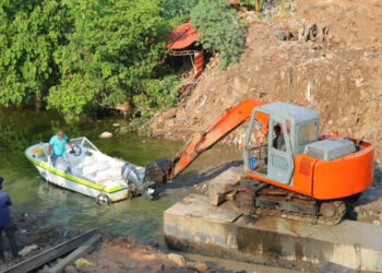 ട്രയല്‍ റണ്ണില്‍ സ്പീഡ് ബോട്ട് കൊല്ലം തോട്ടില്‍ കുടുങ്ങിയപ്പോള്‍ ജെസിബി ഉപയോഗിച്ച് കെട്ടി വലിച്ച് കൊണ്ടു പേകുന്നു