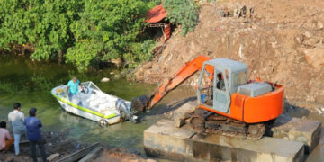 ട്രയല്‍ റണ്ണില്‍ സ്പീഡ് ബോട്ട് കൊല്ലം തോട്ടില്‍ കുടുങ്ങിയപ്പോള്‍ ജെസിബി ഉപയോഗിച്ച് കെട്ടി വലിച്ച് കൊണ്ടു പേകുന്നു