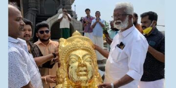 കോദണ്ഡരാമക്ഷേത്രത്തില്‍ സ്ഥാപിക്കാനുള്ള തങ്ക അങ്കി കുമ്മനം രാജശേഖരന്‍ ഏറ്റുവാങ്ങുന്നു