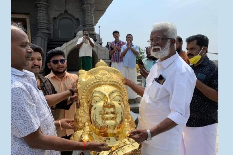 കോദണ്ഡരാമക്ഷേത്രത്തില്‍ സ്ഥാപിക്കാനുള്ള തങ്ക അങ്കി കുമ്മനം രാജശേഖരന്‍ ഏറ്റുവാങ്ങുന്നു