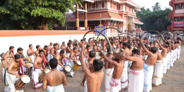 പാറമേക്കാവ് ക്ഷേത്രഗോപുരത്തിനു മുമ്പിൽ വെച്ച് സംഘടിപ്പിച്ച മേള സമർപ്പണം