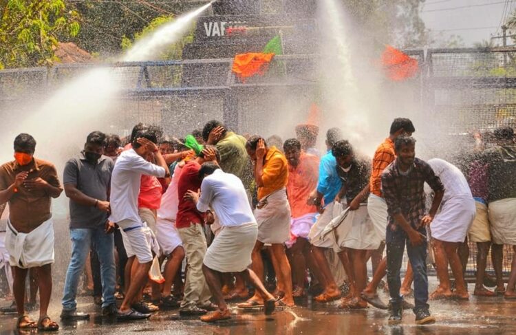 പിഎസ്‌സി ഓഫീസിലേക്ക് മാര്‍ച്ച് നടത്തിയ യുവമോര്‍ച്ച പ്രവര്‍ത്തകര്‍ക്ക് നേരെ പോലീസ് ജലപീരങ്കി പ്രയോഗിച്ചപ്പോള്‍