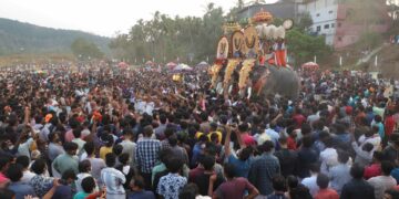 ഉത്രാളിക്കാവ് പൂരത്തിനോടനുബന്ധിച്ച് എങ്കകാട്, വടക്കാഞ്ചേരി, കുമരനെല്ലൂർ വിഭാഗങ്ങളുടെ കൂട്ടിയെഴുന്നള്ളിപ്പ്