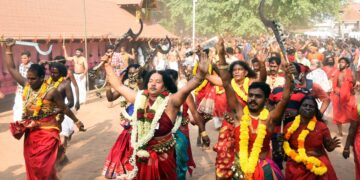 കൊടുങ്ങല്ലൂർ ഭരണിയോടനുബദ്ധിച്ച് നടന്ന അശ്വതി കാവുതീണ്ടൽ